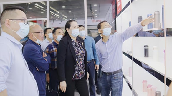 婁底市人大常委會副主任李有才調研湖南康鈦爾 婁底市人大常委會副主任李有才調研湖南康鈦爾