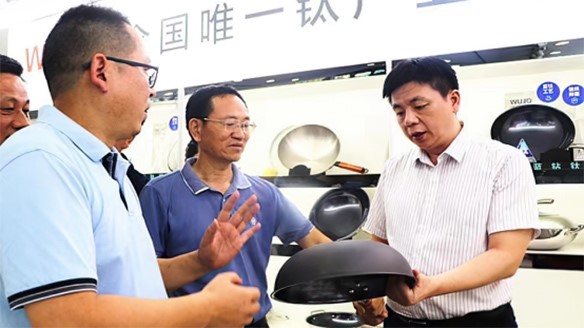 婁底市政協主席梁立堅到康鈦爾“送清涼” 婁底市政協主席梁立堅到康鈦爾“送清涼”